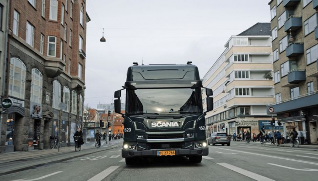 Den elektriska lastbilsflottan kommer bidra till en förbättrad luftkvalitet i Köpenhamn. Foto: Scania