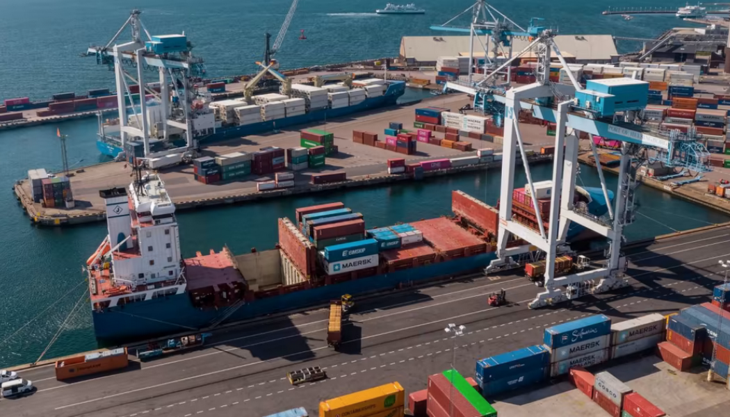 Lastning och lossning av fartyg på containerterminalen i Helsingborgs Hamn. Foto: Helsingborgs Hamn