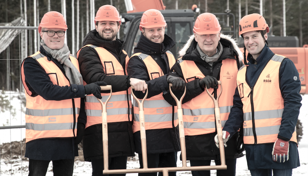 Från vänster: David Hofmann vd Eskilstuna Logistik, Valentin Berg vd och Erik Hallgren Logistikchef GardenStore, Joakim Hedin vd Bockasjö och Daniel Parkhagen vd BSGR Projektutveckling. Foto: Bockasjö