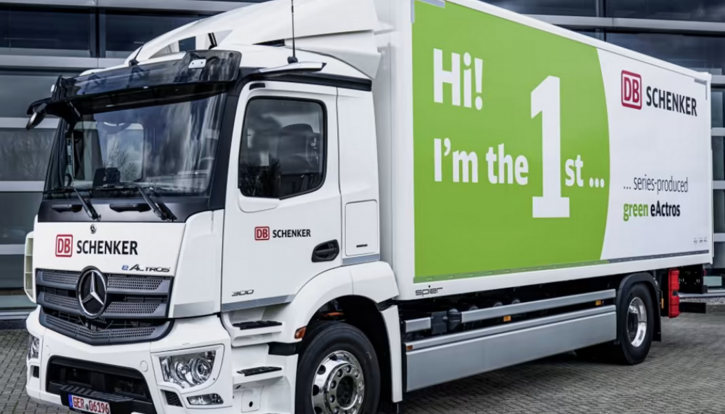 DB Schenker är först i världen med att ta emot Mercedes-Benz 19 ton tunga, serietillverkade ellastbil eActros. Foto: DB Schenker
