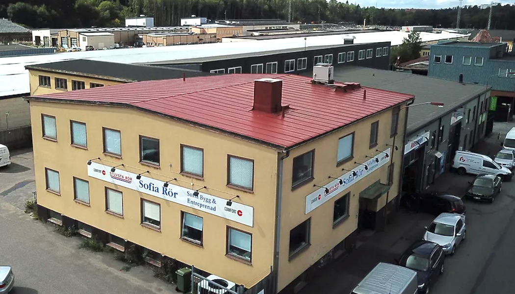 Fastigheten Blixtljuset 15 i Högdalens industriområde är ett av objekten som JSR  nu säljer. Foto: JSR   