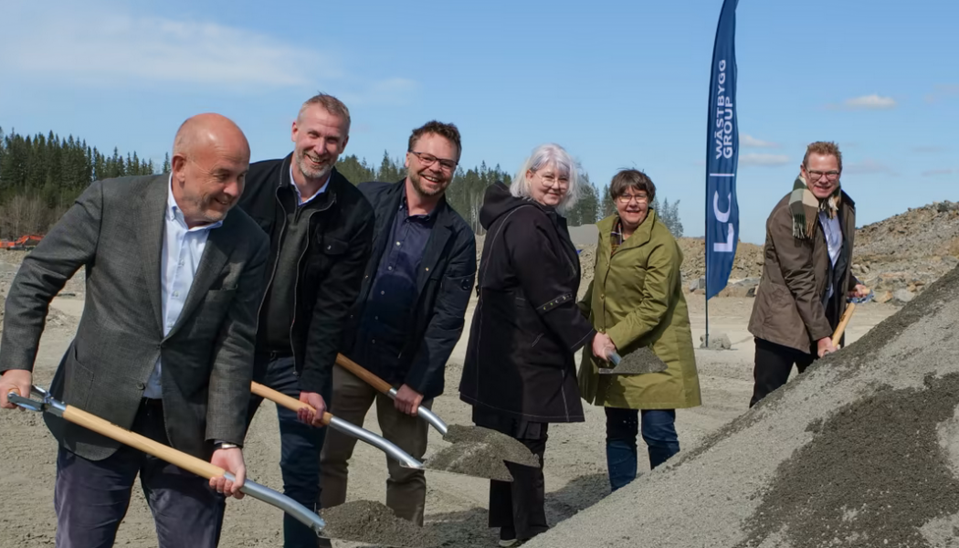 Första spadtaget för Hemtex togs gemensamt av Asgeir Solheim, vd Fabritius Gruppen, Anders Lorentzson, vd Hemtex, Anders Fjeld vd KID, Kommunalråd Anette Carlson (M) Borås Stad, Kommunalråd Kerstin Hermansson (C) Borås Stad samt Benn Karlberg, vd Logistic Contractor. Foto: Hemtex