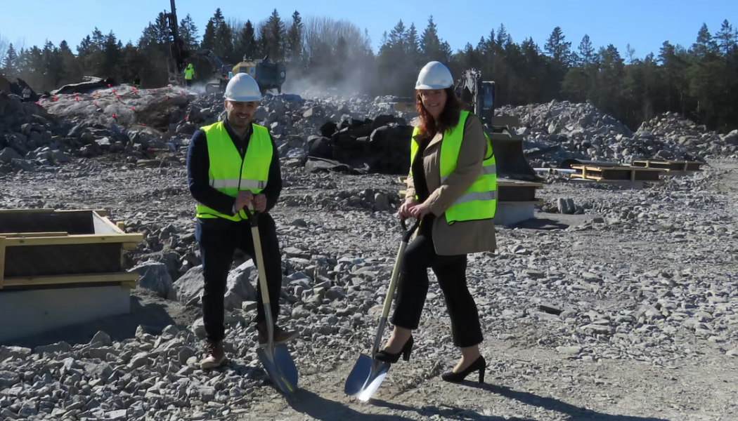 Rani Malk, vd på Hälsokraft och Ebba Östlin, kommunstyrelsens ordförande (S), tar det första spadtaget i Lovisebergs industriområde. Foto: Hälsokraft  