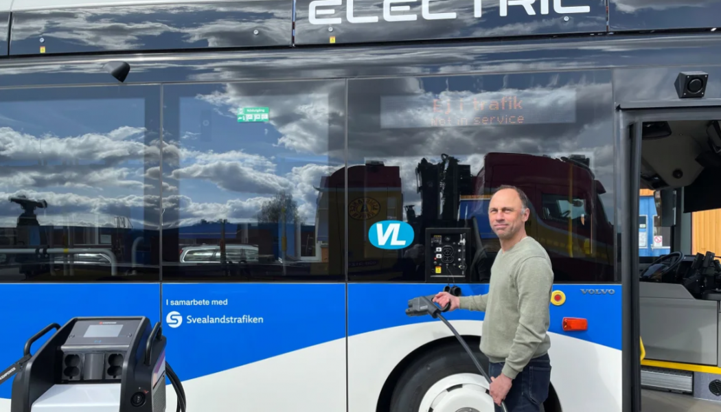 Geert Schaap framför Svealandstrafikens elbuss. Foto: Svealandstrafiken