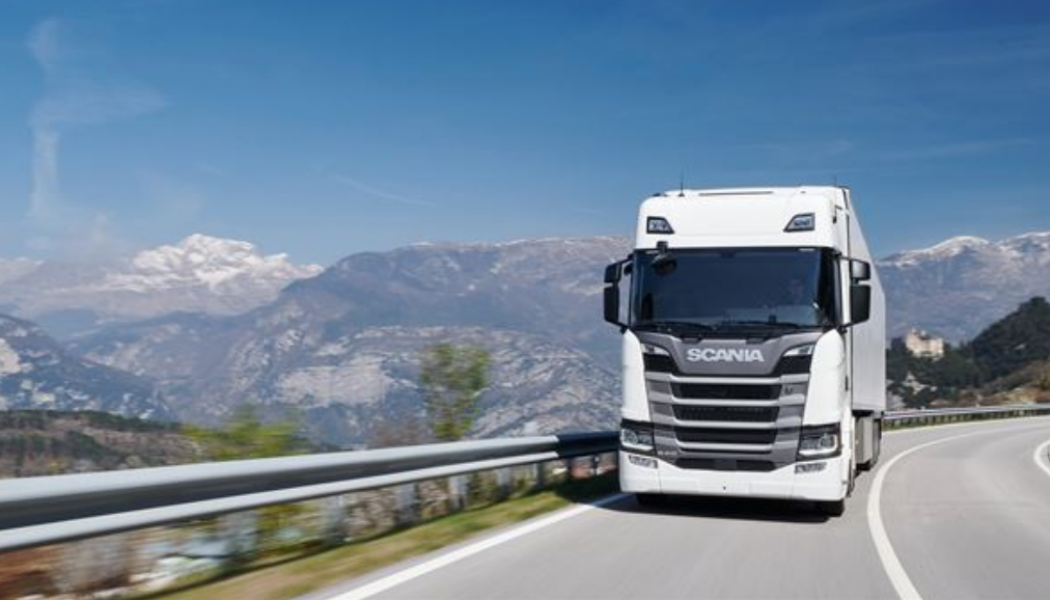 Gasdrivna lastbilar får räckvidd upp till 1400 kilometer för dragbilsekipage med LBG. Foto: Scania