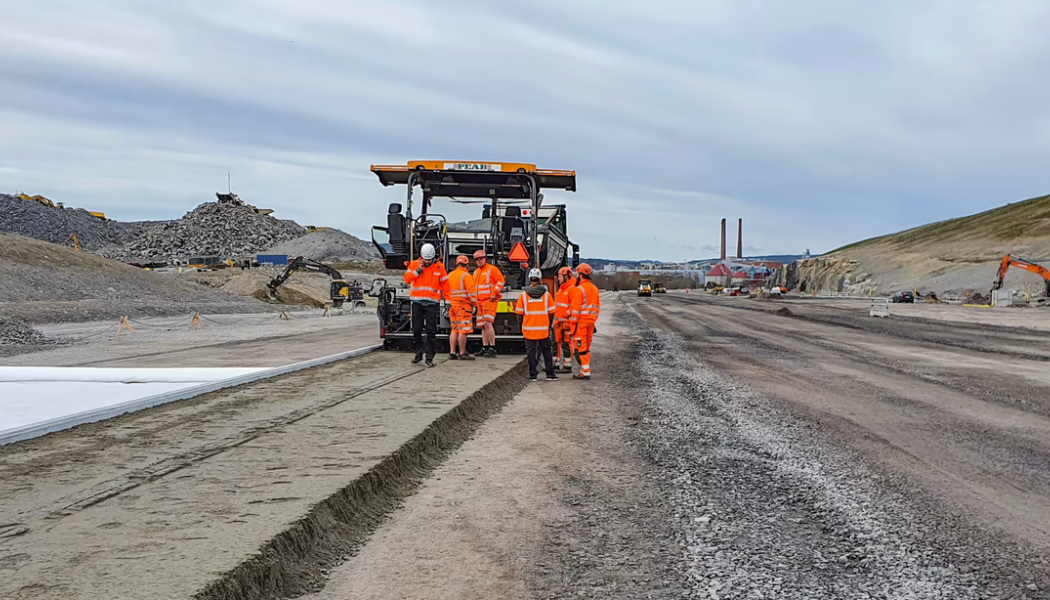 Avtalet omfattar asfaltering av kombiterminal, internvägar och sidoområden om totalt 68 000 kvadratmeter. Foto: Peab