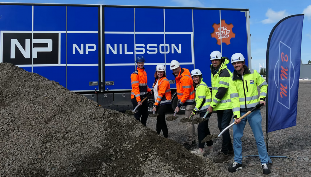 Vid spadarna syns Simon Gunnarsson, projektledare, Frida Granath, entreprenadingenjör och Martin Bramsell, entreprenadchef, alla från MMB, samt Viktoria Nidelius, delägare, Fredrik Bergh, vd och Johan Nidelius, delägare i  NP Nilsson. Foto: NP Nilsson