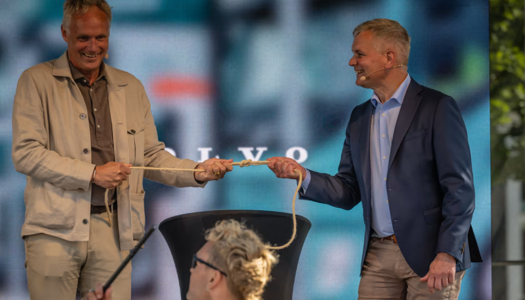 Öresundskrafts vd Anders Östlund och Stefan Strand, vd Volvo Lastvagnar Sverige, knyter banden och inviger Sveriges största, publika laddstation för lastbilar. Foto: Johan Lilja.