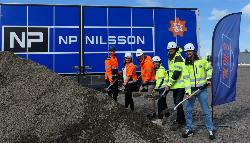 Vid spadarna syns Simon Gunnarsson, projektledare, Frida Granath, entreprenadingenjör och Martin Bramsell, entreprenadchef, alla från MMB, samt Viktoria Nidelius, delägare, Fredrik Bergh, VD och Johan Nidelius, delägare NP Nilsson. Foto: NP Nilsson