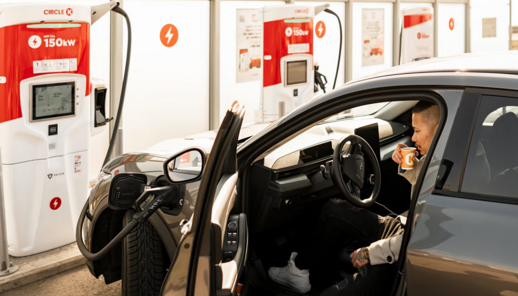 Circle K har tagit reda på svenskarnas inställning till elbilen i en ny stor undersökning. Foto: Circle K