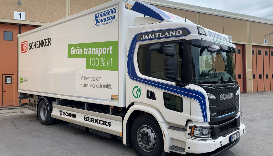 DB Schenkers samarbetsåkeri Sandberg & Jonsson har investerat i regionens första helelektriska distributionslastbil. Bilen kommer leverera gods och paket i Östersund och Frösön. Foto: DB Schenker 