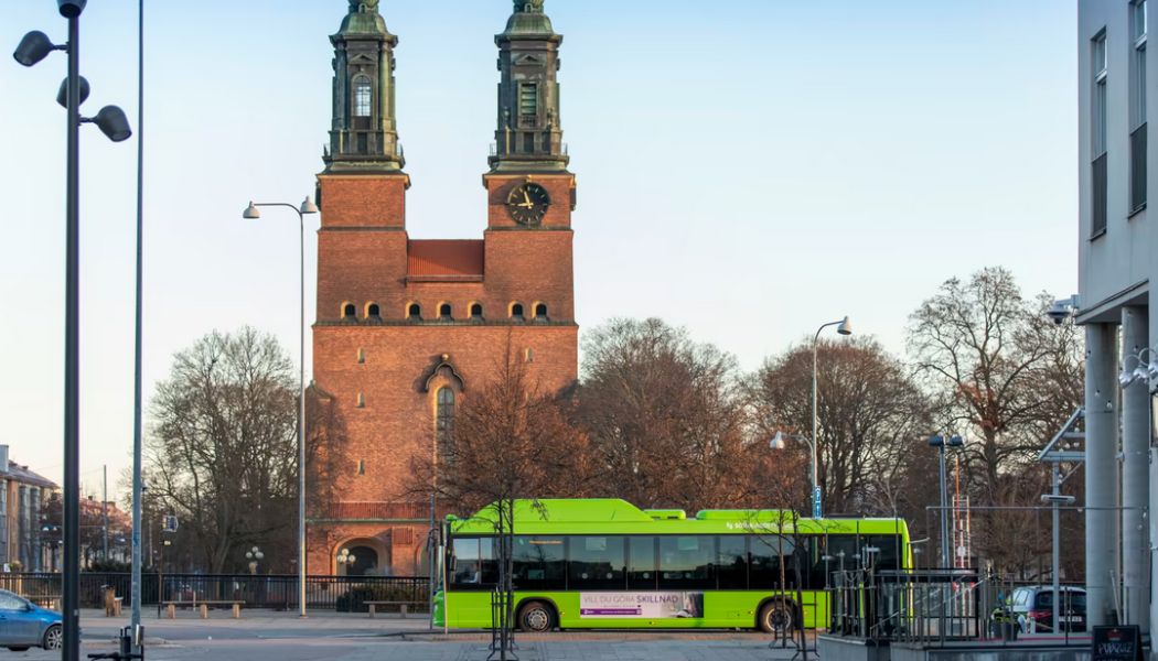 En av Transdevs stadsbussar framför Klosters kyrka i Eskilstuna. Foto: Transdev