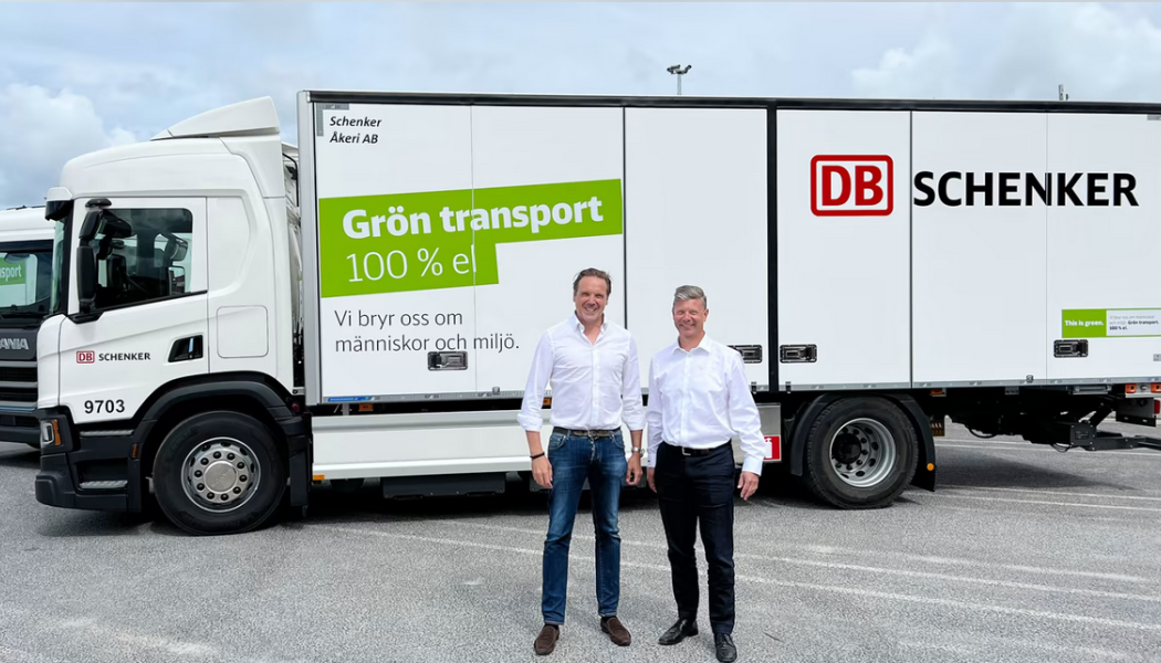 Tomas Johansson vd för Schenker Åkeri tillsammans med Jonas Jävert, Head of Innovation & Purchasing på samma bolag framför en av åkeriets eldrivna distributionsbilar. Foto: Schenker 