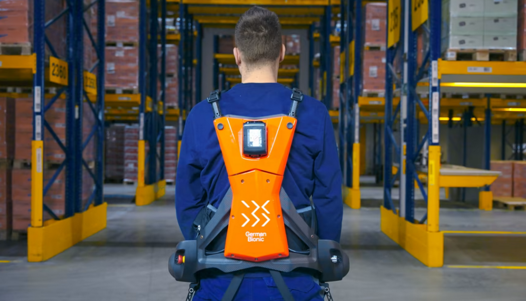 Exoskelett fungerar, även i praktiken och minskar belastningen för medarbetare på lager. Foto: Dachser 