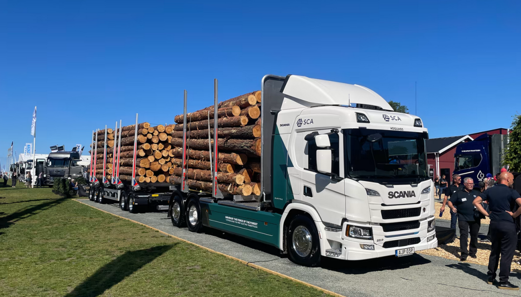 Världens första eldrivna 80 tons timmerlastbil finns att se i Scanias utomhusmonter på Elmia Lastbil. Foto: Elmia