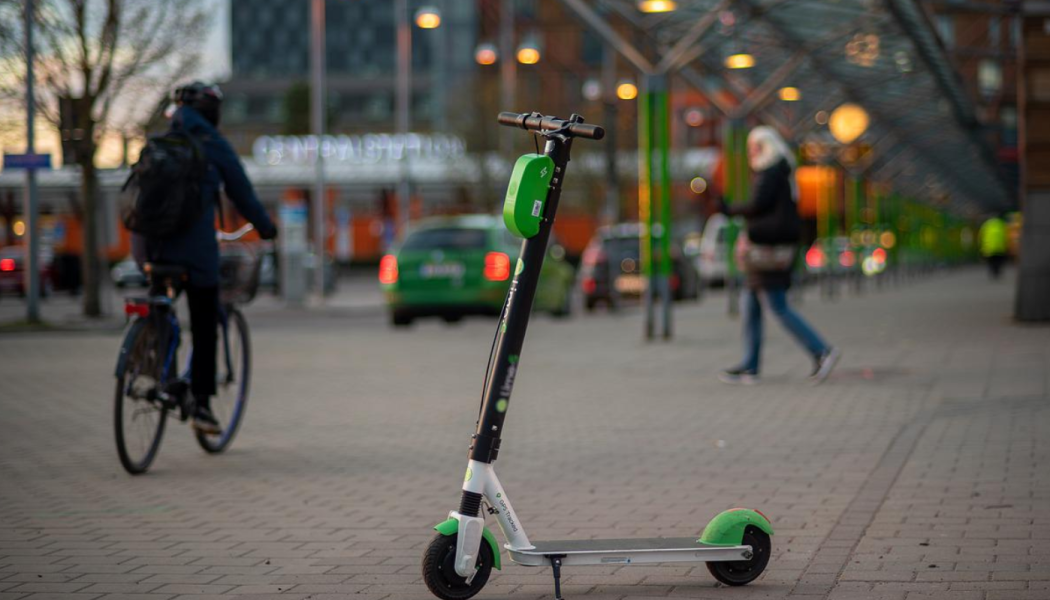 Nu ska elsparkcykeln parkeras på särskild uppställningsplats. Arkivbild 
