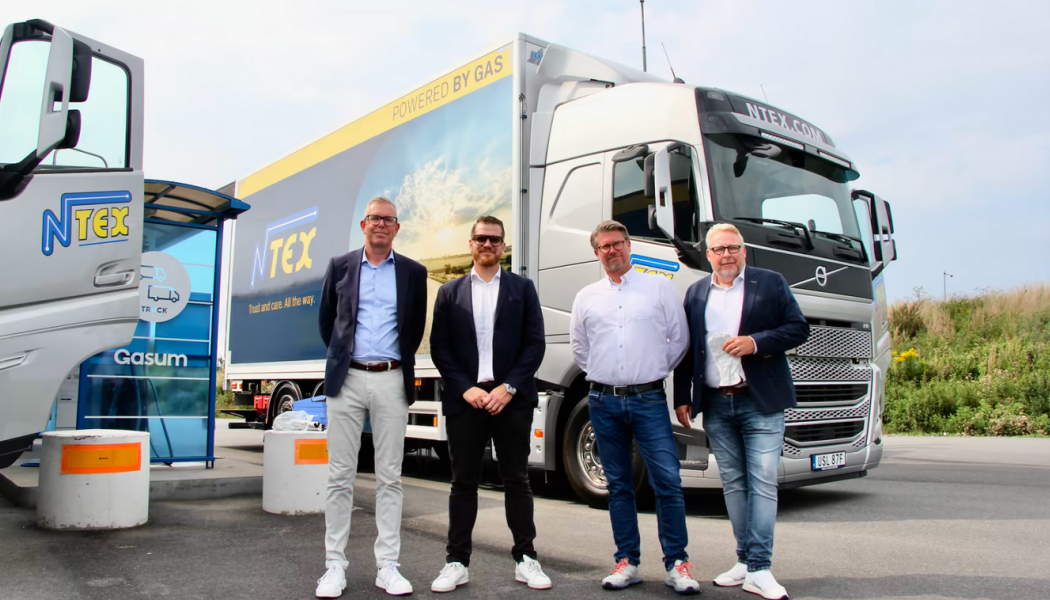Jan Lundberg, vd NTEX Inrikes, Josef Hansson Lastbilssäljare på Volvo Truck Center, Erik Fromell, Business Development Manager Gasum och Clas Westling, Sales Manager på Gasum. Foto: NTEX