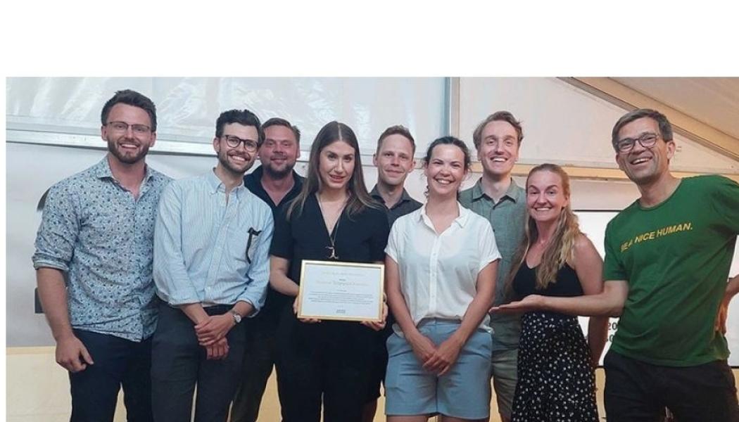 Stolta kollegor på BioDriv Öst mottar priset på Almedalen. I mitten Jakob Lagercrantzs dotter Edith Lagercrantz, till höger Mattias Goldmann, grundare 2030-sekretariatet. Foto: BioDriv Öst.