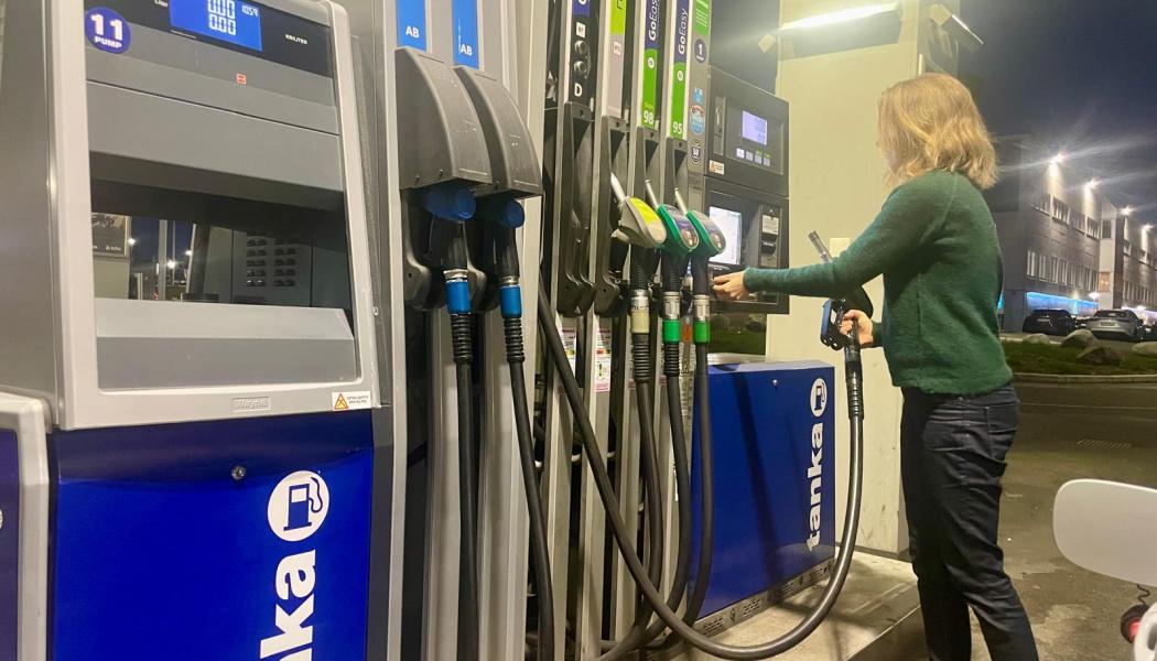 Skattesatserna på bensin föreslås sänkas med 2 kronor och 40 öre per liter. Foto: Stina Wickenberg