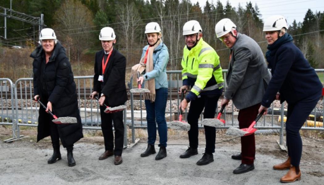 Spadarna sattes i marken av Trafikverkets generaldirektör Roberto Maiorana och kommunstyrelsernas ordföranden från de fem berörda kommunerna längs Ostlänkens sträcka Boel Godner, Södertälje kommun, Daniel Portnoff, Trosa kommun, Urban Granström, Nyköping kommun, Sophia Jarl, Norrköping kommun och och Kristina Edlund, Linköping kommun.
Foto: Malin Svantesdotter, Trafikverket