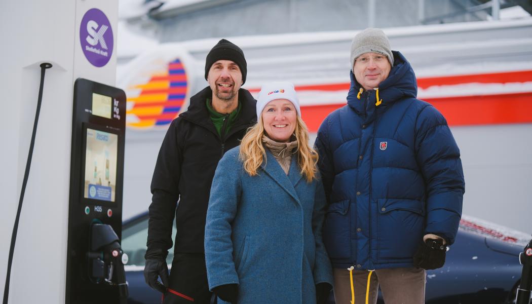 Ulrik Dahlgren, Kommunstyrelsens ordförande tillsammans med Karin Eriksson, vd OKQ8 och Joachim Nordin, vd Skellefteå Kraft. Foto: Tilda Olofsgård