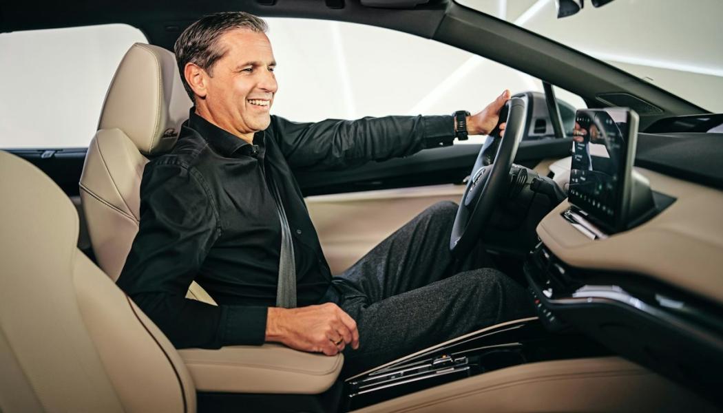 Enligt Klaus Zellmer kan artificiell intelligens berika samtalet. Foto: Skoda Auto