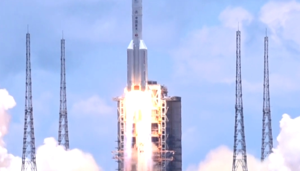 Bärraketen Long March-5B Y4 lyfter från Wenchang Space Launch Site. Foto: China News Service
