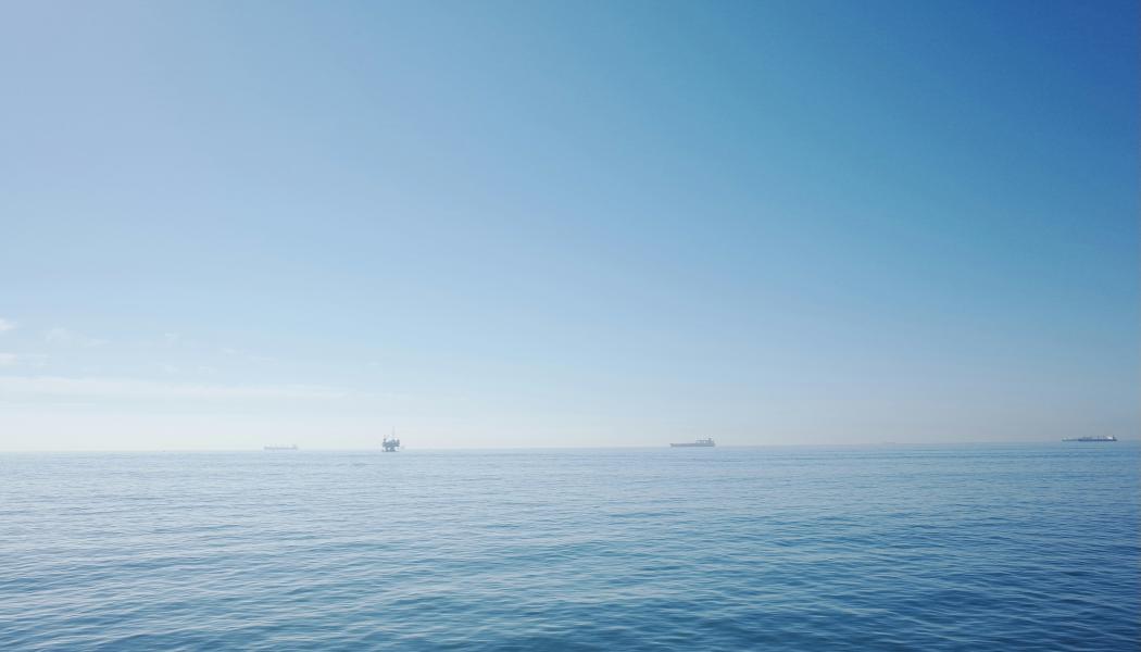 Skuggflottans trafik fortsätter trots risker. genrebild: Koen meyssen/Unsplash