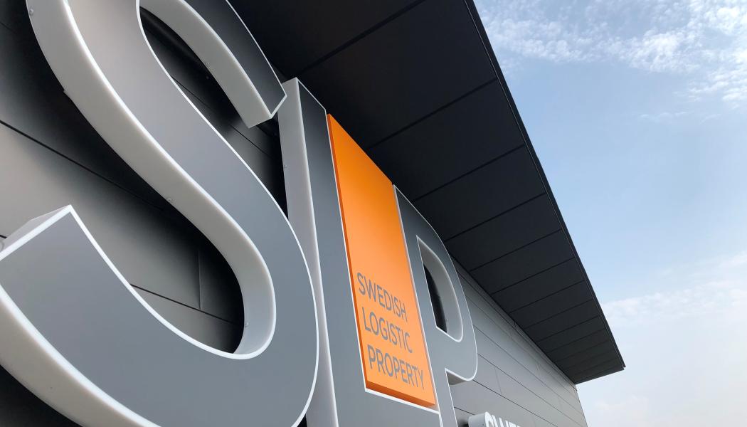 Fastigheten ligger vid E4:an och omfattar cirka 94 000 kvadratmeter uthyrningsbar yta samt en markareal på omkring 176 000 kvadratmeter. Foto: SLP