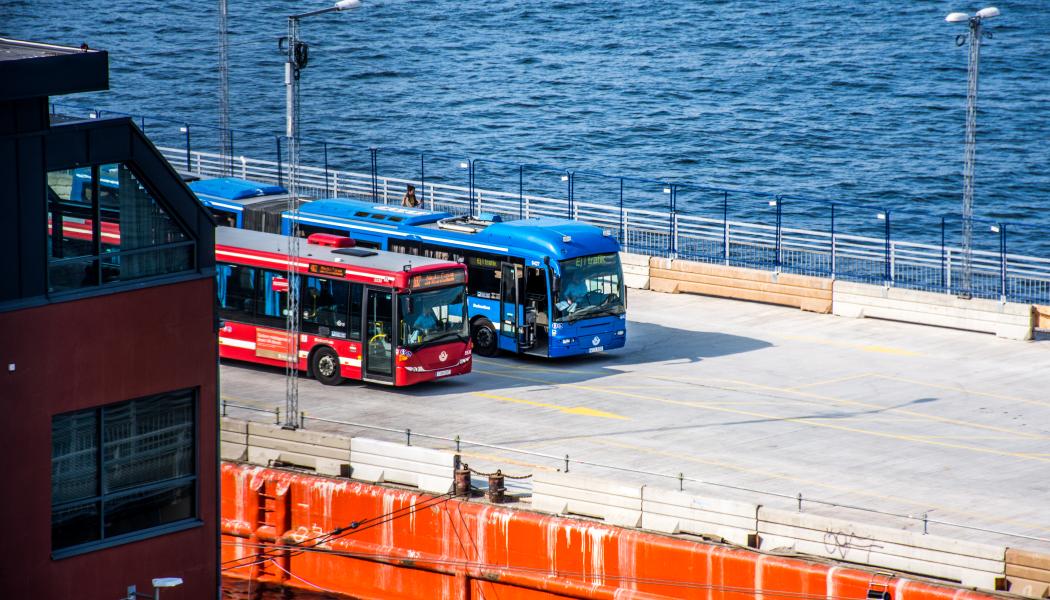 I öppna svar beskriver resenärer den tillfälliga terminalen som trång, otydlig och otrygg, med långa gångavstånd och bristande tillgänglighet. Foto: Most Photos/Stockholms Handelskammare