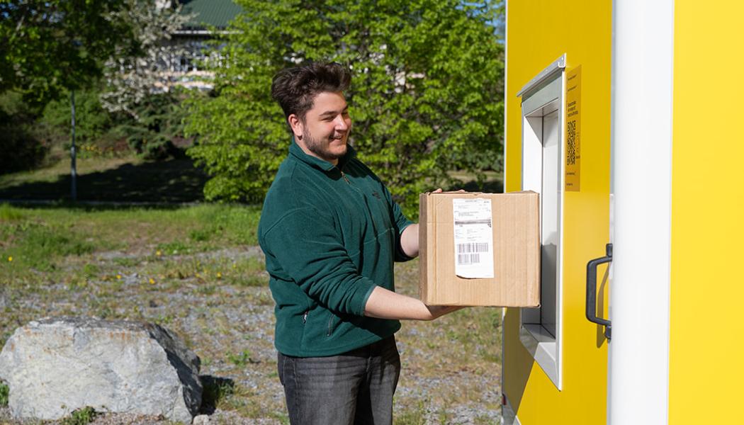 Ett mobilt paketskåp för paketutlämning testas. Foto: DHL