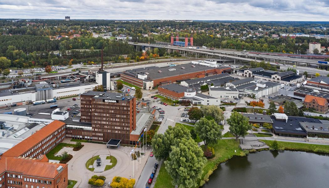 Hela Stockholmsregionen, med över 2,4 miljoner människor, är beroende av den 60 år gamla Södertäljebron för stora delar av sin varuförsörjning. Foto: Scania