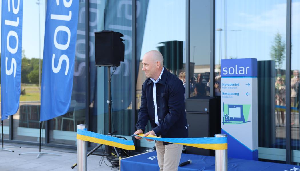 Jonas Widström klipper bandet. Foto: Solar