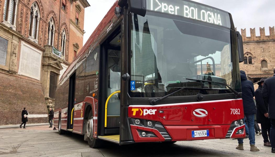 I Bologna levereras dessa bussar i två olika utföranden – en tre-dörrarsvariant för stadstrafik och en två-dörrarsversion för förortstrafik. Totalt omfattar beställningen 60 tre-dörrarsbussar och 67 två-dörrarsbussar. Foto: TPER