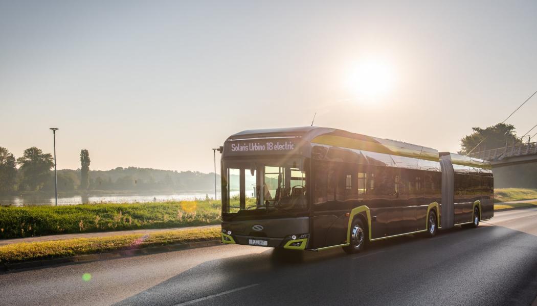Bussen kan laddas med olika laddningsmetoder, inklusive plug-in, pantograf eller omvänd pantograf. Bild: Solaris Bus