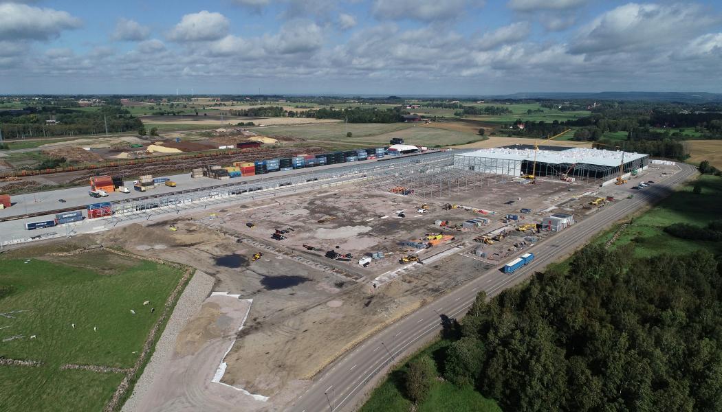 Bygget av JULA Logistics nya logistikterminal, dit Solör Bioenergi levererar fjärrvärme, är i full gång. Foto: Solör Bioenergy Group