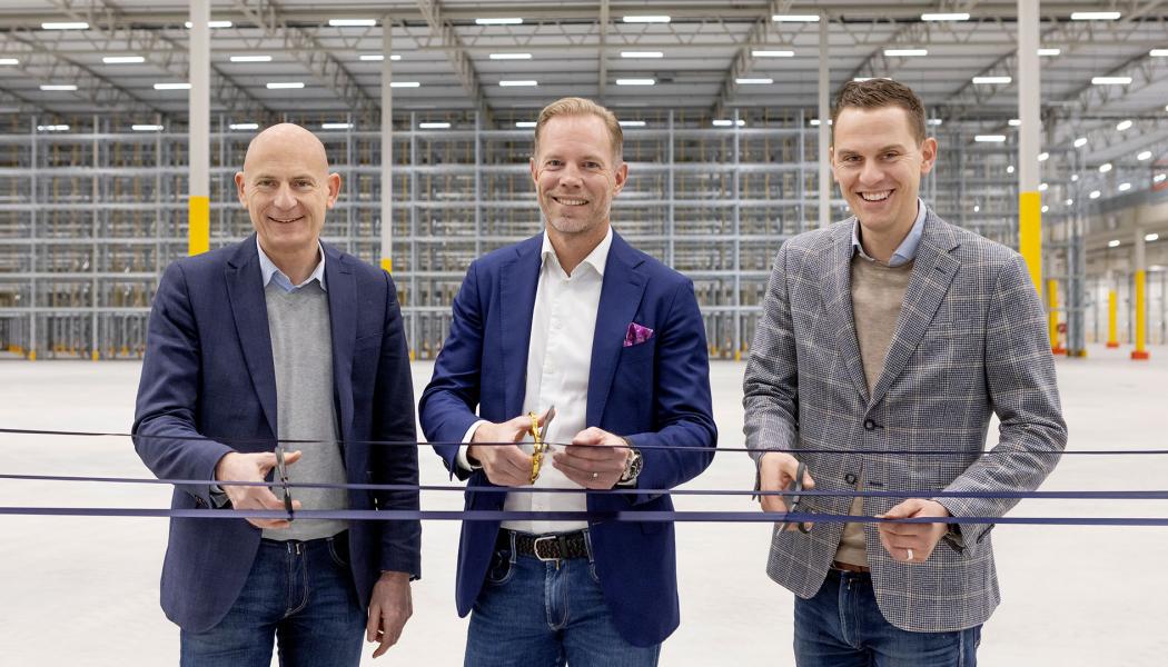 P-G Persson vd på Platzer, Håkan Nydén, CEO Schenker Logistics AB & Head of Contract Logistics Cluster Nordics och Adam Ekdahl, affärsutvecklare på Bockasjö, inviger Sörred Logistikpark. FOTO: Marie Ullnert Foto: Schenker Logistics