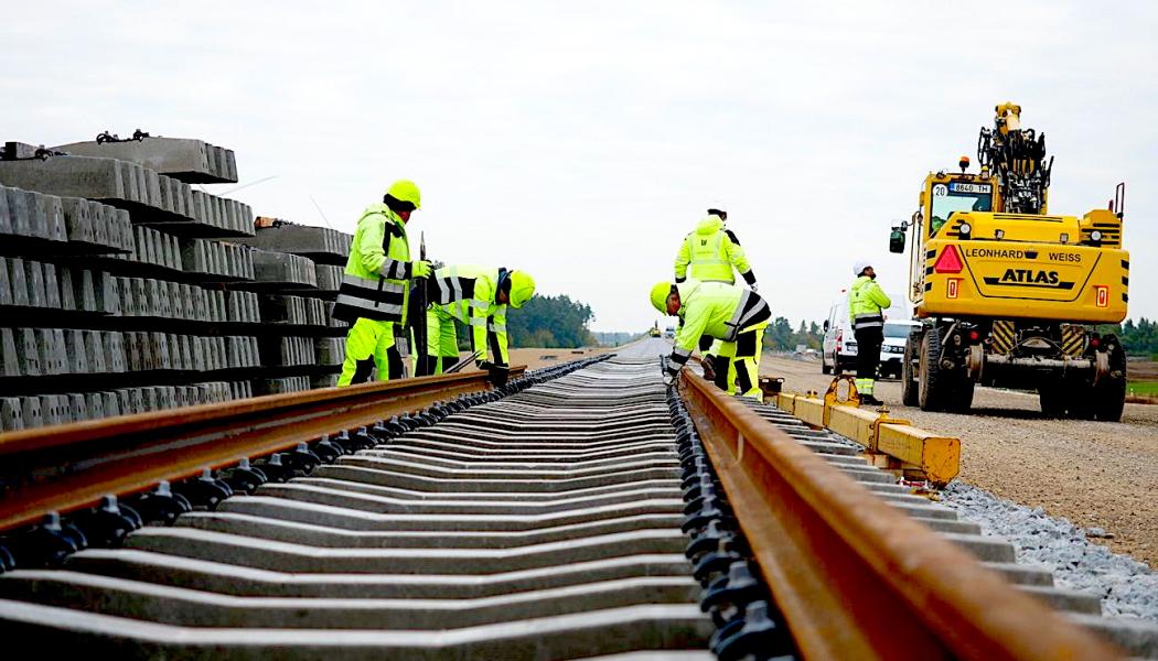 Spårläggningen har inletts på Rail Baltica-sträckan mellan Šveicarija och Žeimiai i Litauen. Den 8,8 kilometer långa delen ska stå klar vid årets slut. Foto: RB Rail AS