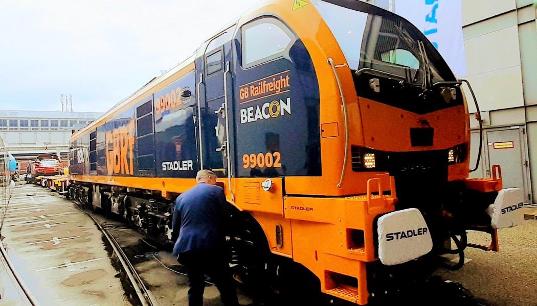 En av de stora höjdpunkterna på InnoTrans 2024 var Stadlers nya lokomotiv, Class 99. Av dessa kommer 30 lokomotiv att byggas för brittiska Beacon Rail och drivas av GB Railfreight. Class 99 är baserad på det väl beprövade EURODUAL-konceptet och har en dubbel drivteknik, vilket innebär att den kan köras både elektriskt och dieselelektriskt. 
Foto: Markku Björkman
