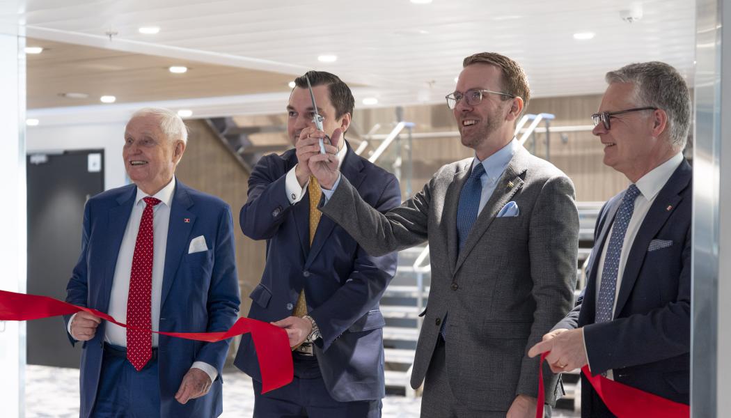 I mitten syns Sveriges infrastrukturminister Andreas Carlsson vid ceremonin som markerade att förvärvet slutförts efter nödvändiga godkännanden. Foto: Wasaline