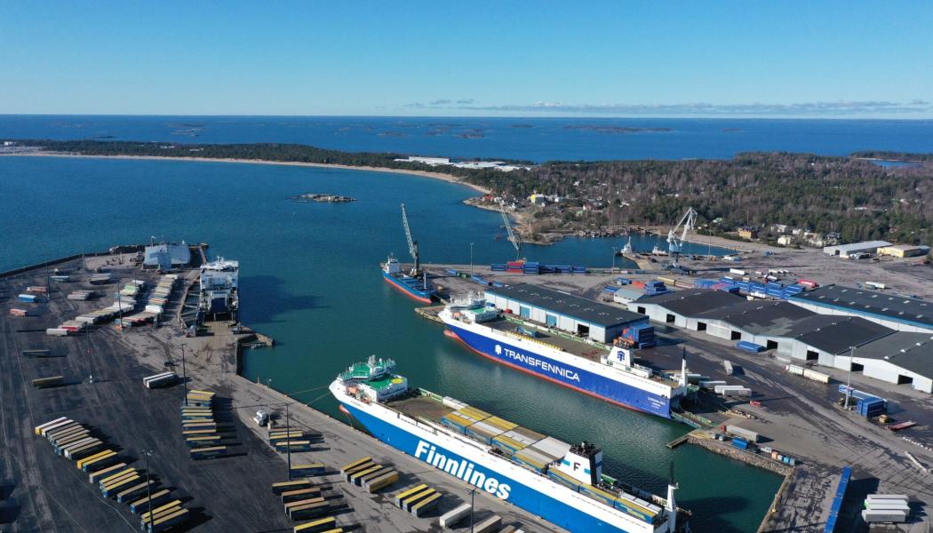 Samarbetet innebär att Hangö stärker sin roll som en viktig exporthamn för den finländska skogsindustrin, särskilt med tanke på att nya linjer nu etableras till Tyskland – ett centralt målområde för export av förnybara material. Foto: Euroports, Petterin ilmakuva