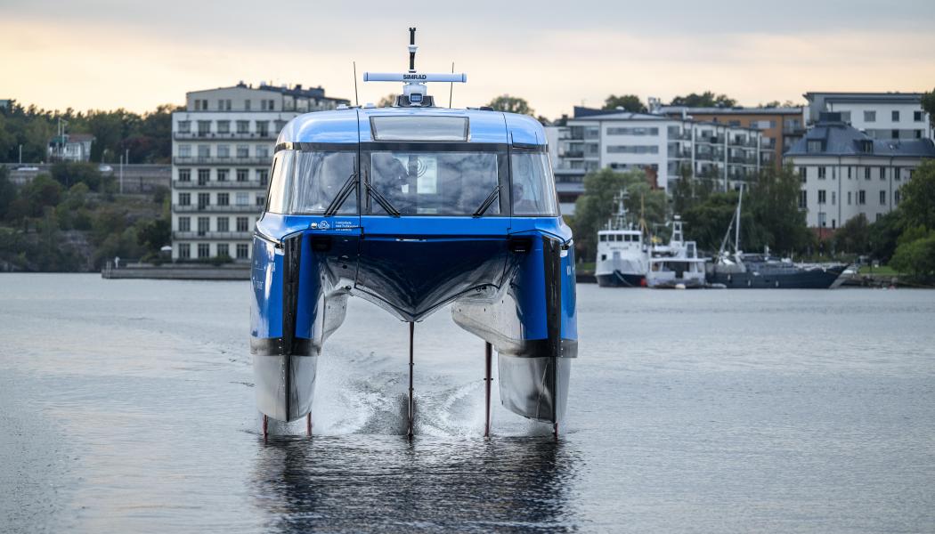 Nova flyger på Riddarfjärden, på väg från Ekerö. Foto: Candela
