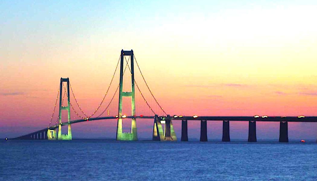 Stora Bältsbron är en av de viktigaste transportlederna för gods i Danmark och fungerar som en central länk mellan Själland och Fyn, med stor betydelse även för internationell transittrafik. Foto: Wikipedia Commons Lic. Kredit: Svobodat