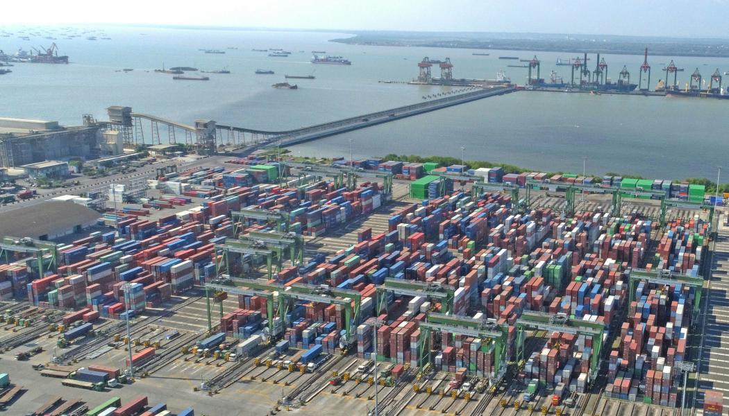 Containerterminal med intensiv hamntrafik. Foto: Haris Illahi/Unsplash