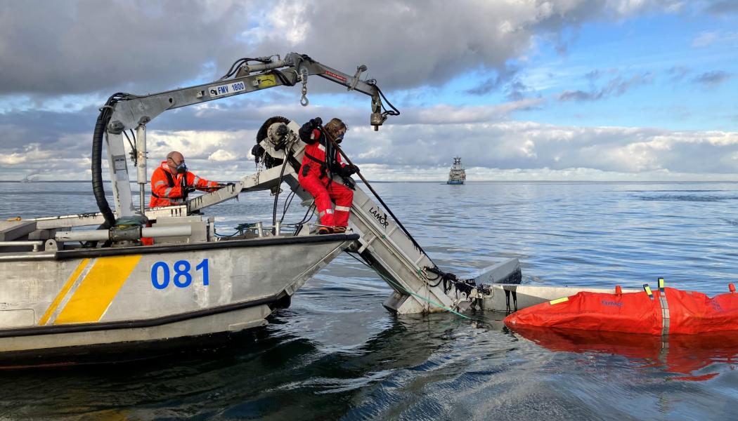 Strandbekämpare tar upp olja i Hörvik under operation Marco Polo Foto: Kustbevakningen