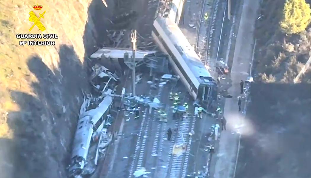 Olycksplatsen. En oberoende utredningskommission under den statliga haverikommissionen CIAF har tillsatts. Parallellt har en rättslig utredning inletts, där Guardia Civil redan börjat höra vittnen och personal. Urspårning följdes av frontalkollision. Foto: Guardia Civil