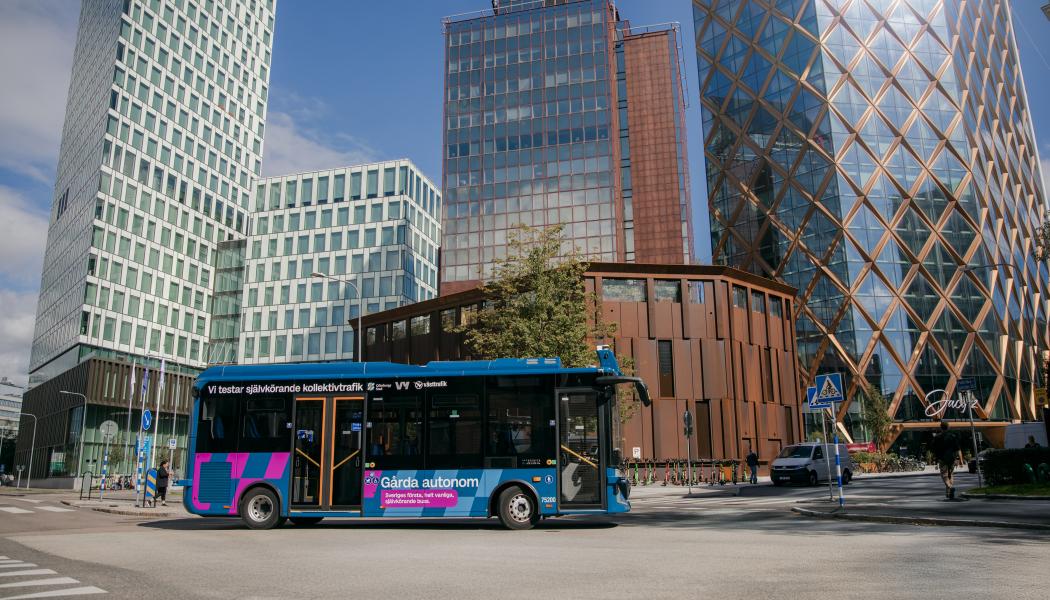 Sveriges första, helt vanliga, självkörande buss gör comeback i Göteborg. Tidigare testkörde bussen mellan Polhemsplatsen och Gårda, nu blir det en ny sträcka mellan Gustaf Adolfs torg och Chalmers. Bild: Moa Carlsson/Västtrafik