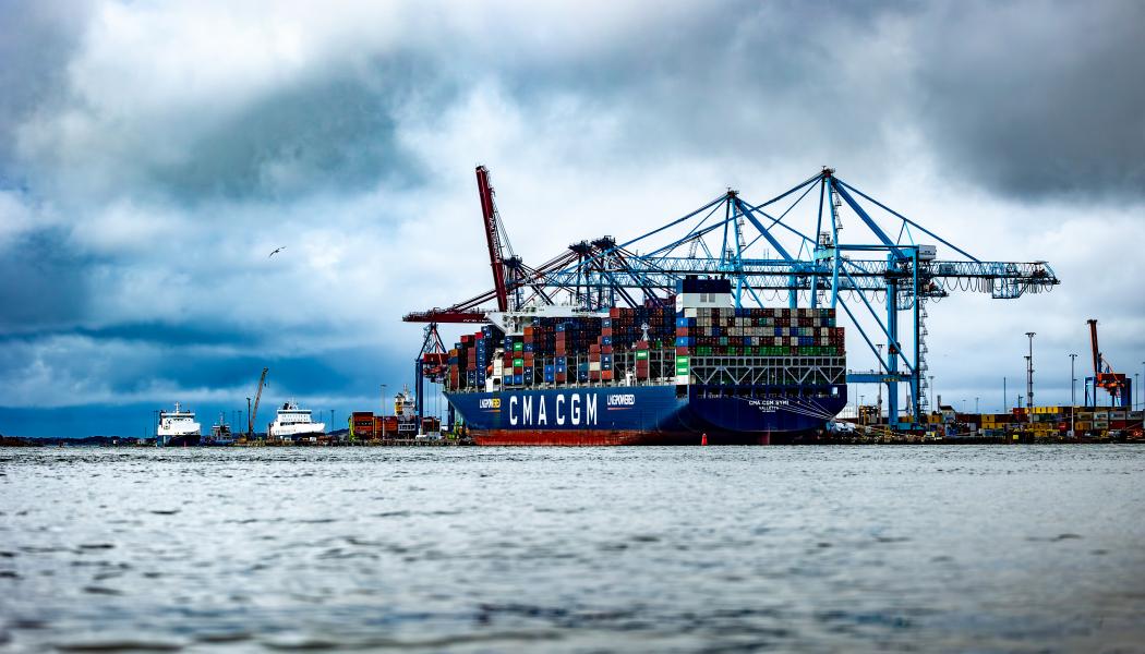 CMA CGM Symi var det första fartyget som anlöpte Göteborgs Hamn i rederiet CMA CGM:s nya direkttrafik. Fartyget kan lasta 14 812 TEU och drivs av flytande naturgas. Bild: Göteborgs Hamn.