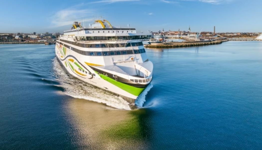 Färjetraik utanför Tallinns hamn. För att effektivisera verksamheten byggde Tallink 2016 ett centralt logistikcentrum i Maardu utanför Tallinn. Anläggningen omfattar drygt 18 000 kvadratmeter och fungerar som nav för rederiets fartygstrafik på Östersjön.  Foto: Tallinnk