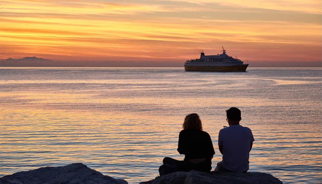 Gibraltar sund är en av världens mest trafikerade passagerar- och godskorridorer, där färjelinjerna främst förbinder Spanien och Marocko. Trafiken är av stor betydelse för både handelsflöden och resande mellan Europa och Nordafrika. Foto: Direct Ferries